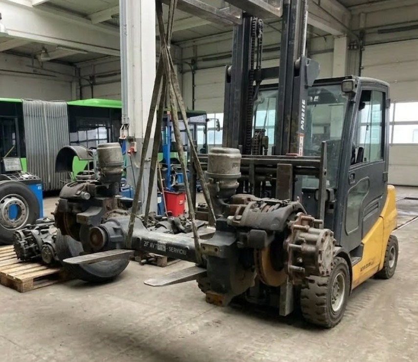 Manipulare axă ZF cu stivuitorul în atelier